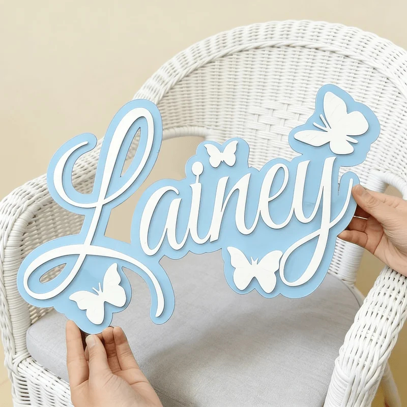 Baby Nursery Name - ป้ายชื่อเด็กแบบส่วนตัว ดีไซน์สีฟ้าพร้อมผีเสื้อสีขาว ของตกแต่งผนังสไตล์มินิมอลสำหรับห้องเด็ก