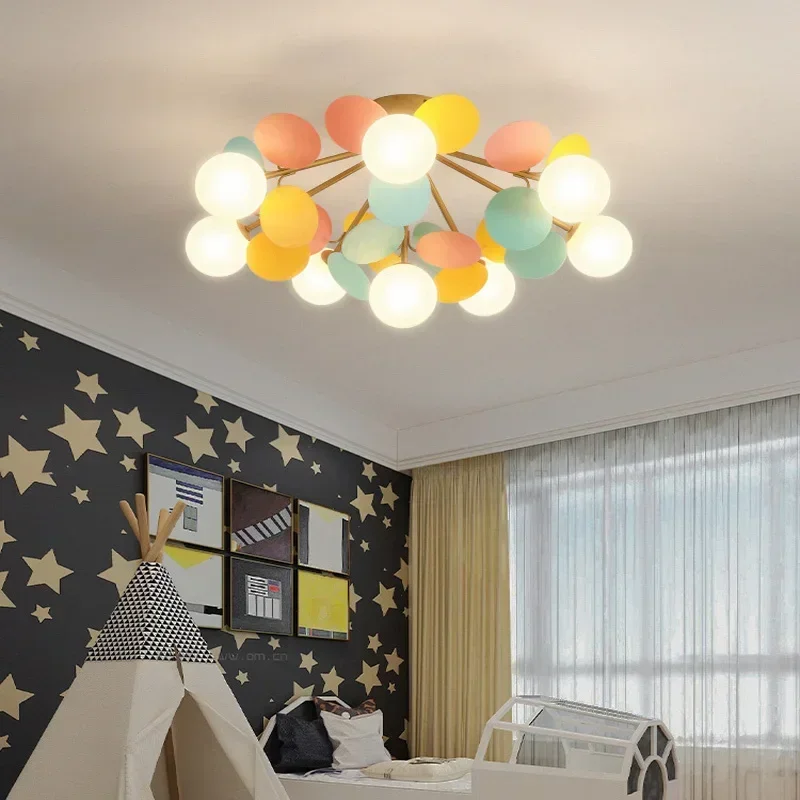 Baby Nursery Chandelier - โคมระย้าสไตล์สแกนดิเนเวียนสำหรับห้องเด็กห้องนอนสถานรับเลี้ยงเด็กโคมไฟระย้า LED ที่ทันสมัยห้องนั่งเล่นพร้อมไฟกลีบดอกไม้