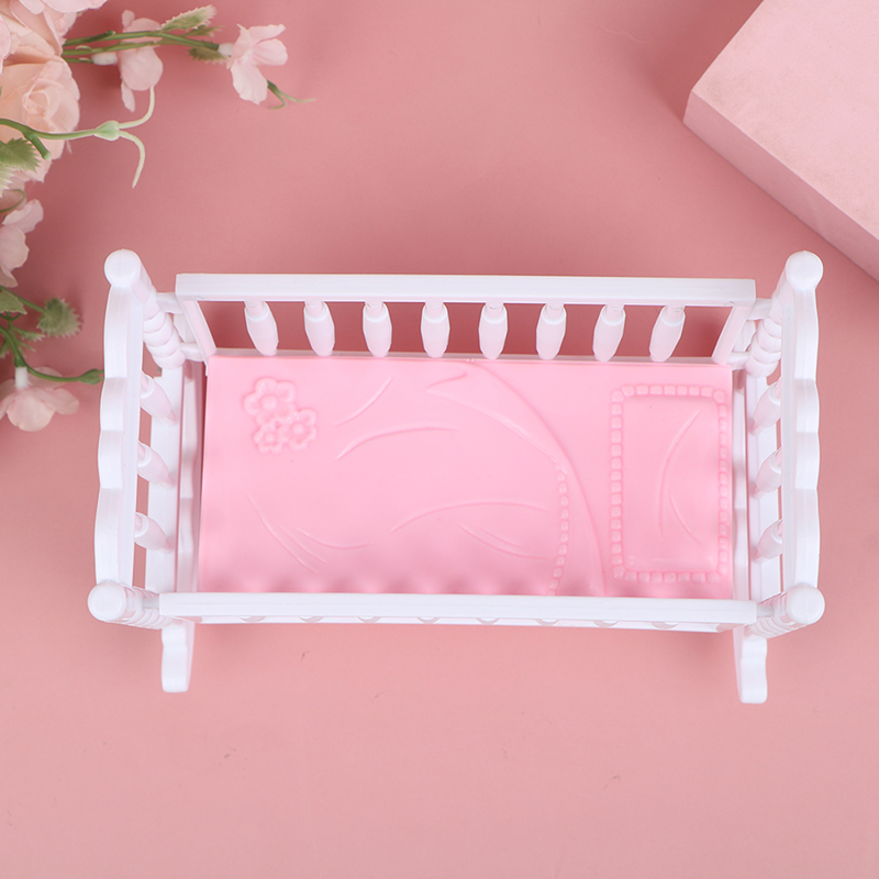 Baby Nursery Dolls - ของเล่นเขย่ามือเด็กเล็ก สีชมพูขาว ของตกแต่งบ้านตุ๊กตา เปลเด็ก โมเดลเตียงเด็ก ของตกแต่งฉากห้องเด็ก